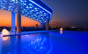Sun & Moon, Urban Hotel